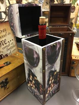 Houten kist voor een fles wijn, rechtop, wijn + druif